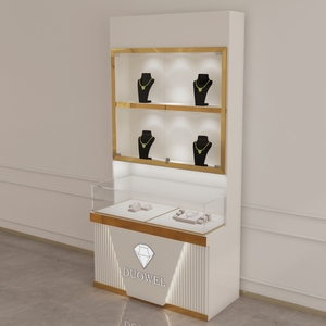 Design <span class=keywords><strong>di</strong></span> Interni per <span class=keywords><strong>Gioielleria</strong></span> <span class=keywords><strong>di</strong></span> <span class=keywords><strong>Lusso</strong></span> Vetrina Espositiva in Vetro per Collane e Orecchini - Product Image 6