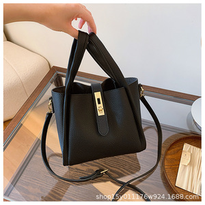 Louis Phiên Bản 2025 Thiết Kế Yên Thạc Sĩ Chất Lượng Túi Nửa Trăng Thiết Kế Túi Xách Sang Trọng Vai Thiết Kế Túi Replik - Product Image 2