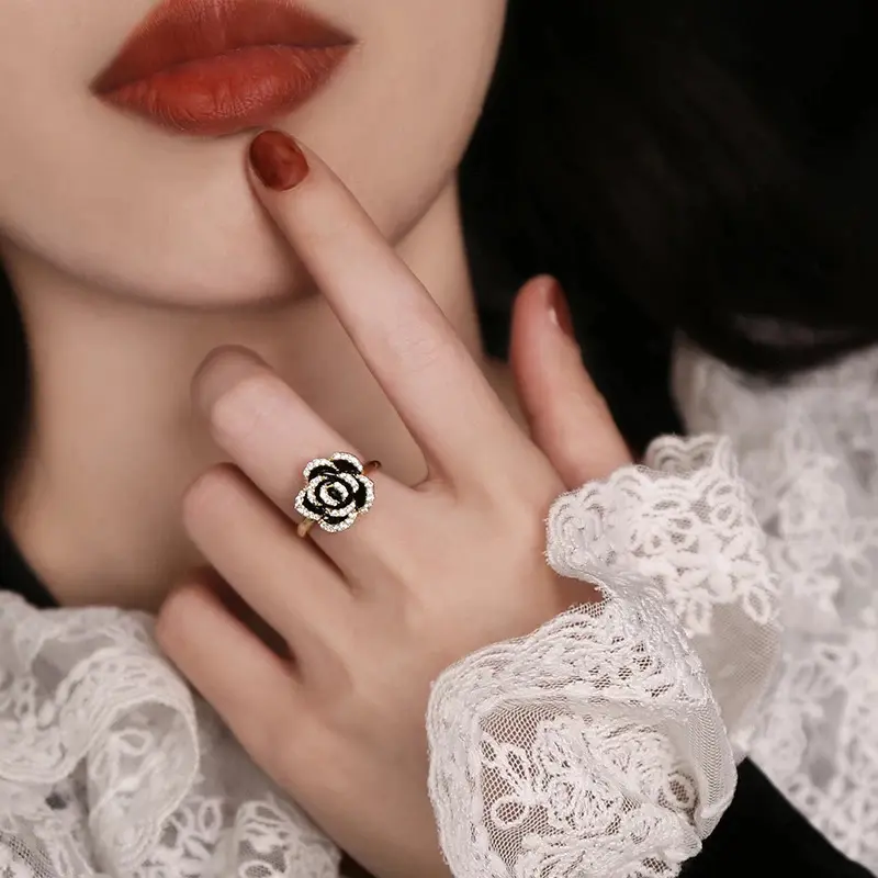 Anelli da dito con fiore regolabile semplice di nuova moda di tendenza anelli aperti con fiore nero pieno di diamanti per ragazze
