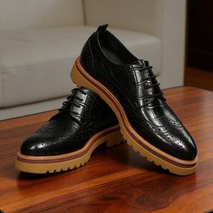 Zapatos Oxford de cuero casuales y elegantes para hombre, con punta en pico, grabados, transpirables, de suela gruesa y duraderos, para uso formal de negocios. - Product Image 3