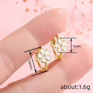 Pendientes Florales Minimalistas de Esmalte para Mujer, Joyería Elegante para Uso Diario - Product Image 5