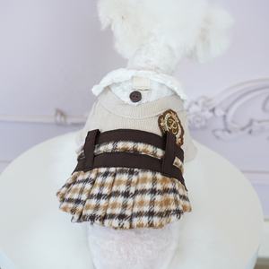 Vestido a cuadros estilo preppy para perro con cuello de encaje, falda para mascota con insignia académica y anilla en D, lindo atuendo de punto para cachorros pequeños - Product Image 2
