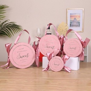 Boîtes en papier en <span class=keywords><strong>carton</strong></span> de surface en daim de luxe avec logo personnalisé pour fournitures d'<span class=keywords><strong>anniversaire</strong></span> et de mariage pour femmes/filles avec poignée en ruban - Product Image 3