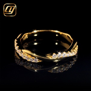 Anillo de Boda Apilable de Oro Amarillo Sólido de 18K con Diamantes Cultivados en Laboratorio, Certificado IGI, Diseño de Vides Retorcidas y Media Pavé, Delicado y con Símbolo de Infinito - Product Image 1