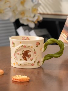 Tazza da Caffè in Ceramica Personalizzabile con Uccelli e Farfalle Dipinti a Mano, Design Floreale, Manico Intrecciato, Stile Foresta, Regalo per Ragazze - Product Image 4