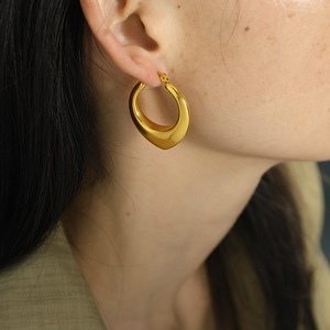 ต่างหูรูปตัวยูสแตนเลสสีทองเครื่องประดับปาร์ตี้แฟชั่นผู้หญิง - Product Image 3