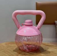 Bouteille de sport promotionnelle en forme de kettlebell de 2200 ml/74 oz avec poignée et paille, anti-fuite, sans BPA, en PC, pour activités sportives en extérieur