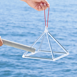 Pyramide chantante en quartz triangulaire de 12 pouces, personnalisable, de Jinfang, pour la guérison par le bain sonore et la méditation - Product Image 3