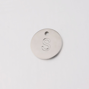 Colgante con Inicial del Alfabeto en Relieve de 12 mm para Collar y Pulsera, Resistente al Agua, Hipoalergénico, No se Desvanece - Product Image 6