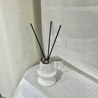 Diffuseur de parfum en marbre Portoro de luxe avec logo personnalisé STONEKOCC, vase diffuseur en pierre naturelle veinée de noir et d'or