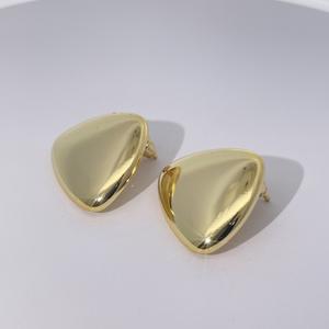 Boucles d'oreilles clous triangulaires classiques en laiton mat Tianyu Gems, plaquées or et sans pierres, unisexe - Product Image 5