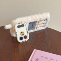 Coque de téléphone en peluche 3D rétro mignonne avec bébé et béquille pour objectif, en fourrure moelleuse antichoc pour iPhone 11-17 Pro Max, cadeau d'hiver pour fille