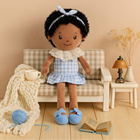 Poupée en tissu personnalisée pour fille noire, OEM ODM, poupée en peluche douce avec robe à carreaux et col en dentelle, cadeau personnalisé pour enfant