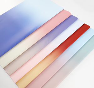 Papel de Envoltura para Ramos de Flores ZeXiang, Diseño de Rayas Arcoíris, Recubierto de PE de Lujo, Impermeable por un Lado, Hecho en China - Product Image 5