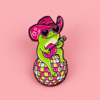Broche en émail drôle de grenouille jouant de la guitare, grenouille rétro mignonne et kawaii avec chapeau de cowboy rose, lunettes de soleil et base boule disco, broche musicale