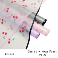 Papier mat cerise en gros avec bords givrés et motifs, papier d'emballage imperméable pour l'emballage de bouquets.