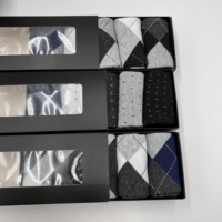Vente en gros de 5 paires de chaussettes pour hommes en coton, emballées en boîte, design classique personnalisé, motif tendance