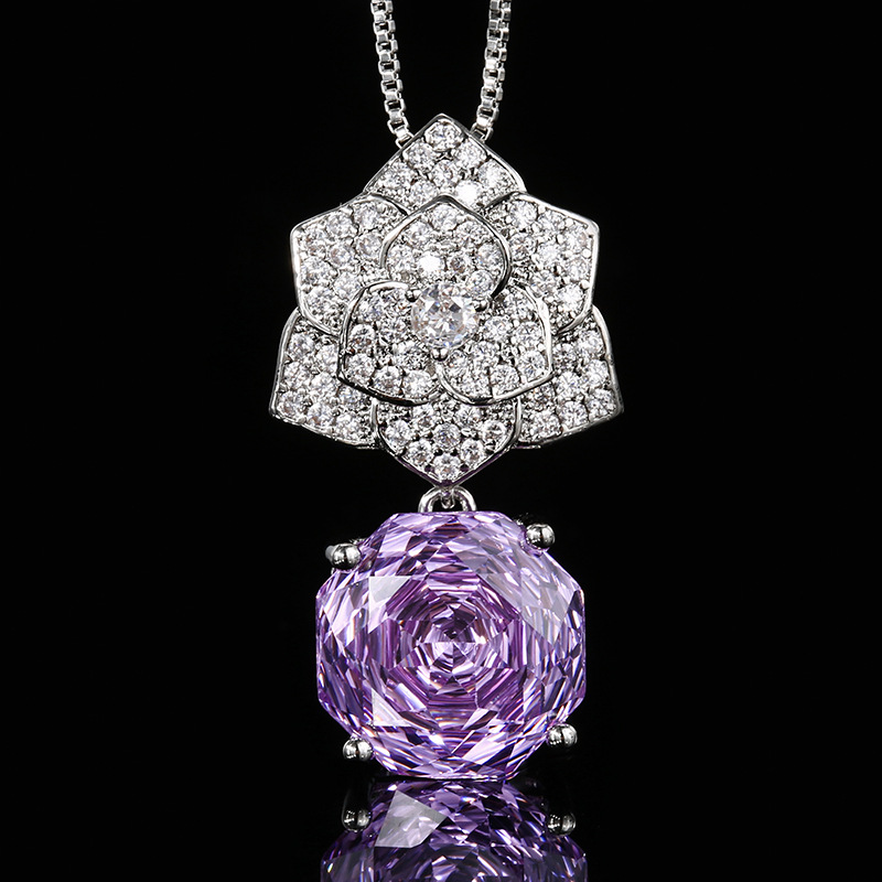 pendentif violet avec chaîne vénitienne