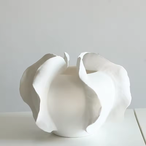 Nouveau vase en céramique de style nordique créatif, blanc, moderne, petit, décoration d'intérieur, design rustique de luxe, finition mate, vase à fleurs pour table - Product Image 3