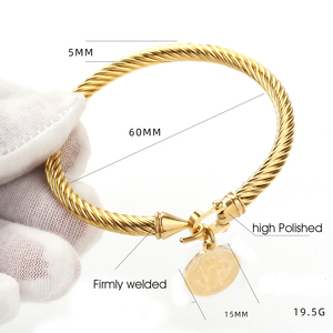 Bracelet en acier inoxydable torsadé avec fermoir en forme de U |   Bracelet avec pendentif médaillon Saint Benoît plaqué or 18 carats PVD - Product Image 3