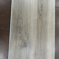 Maßgefertigte, einfach zu verlegende, wasserdichte, verschleißfeste, umweltfreundliche, selbstklebende Vinylfliesen LVT Luxus-Bodenbelag