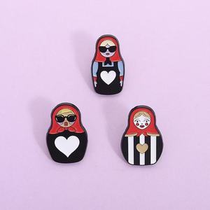 Broches en métal de style matryoshka russe, créatives et uniques, badges commémoratifs en métal, accessoires de dessin animé, vente en gros - Product Image 2