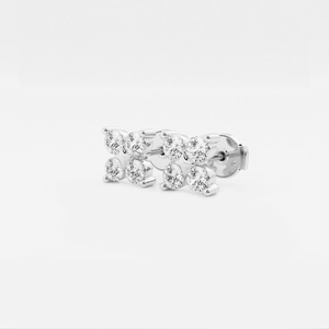 Élégantes boucles d'oreilles clous fines à quatre pierres en diamant de laboratoire rond de 1 1/2 carat avec éclat brillant, bijoux de luxe éthiques pour femmes - Product Image 4