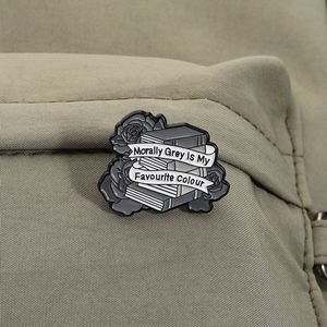 Moralisch Grauer Emaille-Pin Dunkle Ästhetik Schwarz-Weiß-Rosen-Buch-Design Gotische Literarische Brosche Großhandel - Product Image 3