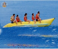 Bouée gonflable de type banane NOVA 0,9 mm en PVC robuste pour 5 à 10 passagers, idéale pour les sports nautiques et le ski nautique.