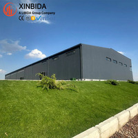 Entrepôt préfabriqué en structure métallique de taille moyenne, bâtiment industriel à ossature métallique pour le stockage logistique de marchandises générales