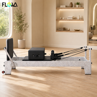 Reformer Pilates FLOWA con Finitura in Marmo per Allestimento di Studi Estetici, con Guida per Corde Numerata e Base con Ruote Mobili