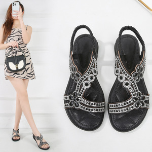 Sandales compensées plates pour femmes, style européen et américain, ajourées, à fleurs et strass, à semelle souple, respirantes et légères, Été 2026 - Product Image 1