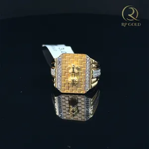 Bague en or avec face carrée texturée et accents latéraux de style diamant sur l'emblème central, design audacieux et luxueux, bijou haut de gamme, cadeau. - Product Image 3