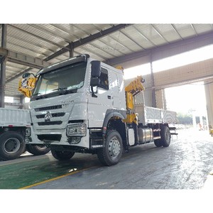 Camión grúa SINOTRUCK HOWO 4x2 de 6 ruedas con grúa de brazo plegable de 8 y 10 toneladas en venta - Product Image 2