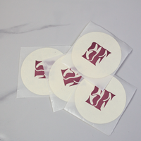 Autocollant de marque rond beige texturé de luxe, logo rose en relief, étiquette crème en rouleau pour emballage de boutique et de bijoux