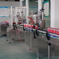 Machine automatique de pose et de pressage de buses d'actionneurs pneumatiques pour aérosols, pour l'industrie alimentaire, des boissons et chimique (plastique/métal), avec pompe à moteur