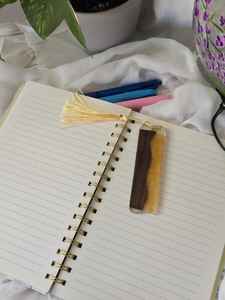 Marcadores de páginas únicos creados con resina artesanal y marcapáginas de madera para lectores y escritores - Product Image 2