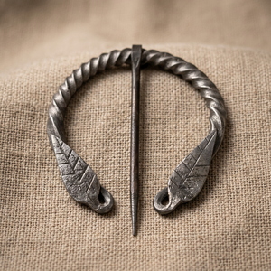 Broche de Capa Vikingo Celta Forjado a Mano, Fibula Medieval de Espiga Recta y Borde Plano, Grado Industrial para Disfraces y Recreaciones Históricas - Product Image 1