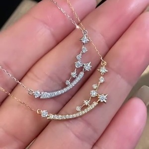 Collier élégant en or blanc et rose 18 carats massif avec pendentif étoile filante en diamant de laboratoire et barre incurvée effet ciel étoilé - Product Image 1