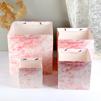 Sacs cadeaux en papier kraft blanc de luxe avec logo personnalisé, impression numérique et poignées en ruban pour l'emballage de boutiques et de commerces de détail