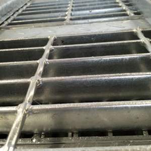 Grille en acier galvanisé à chaud antidérapante robuste 40x5mm en acier au carbone résistante à l'eau et au feu, anticorrosion pour usine - Product Image 6