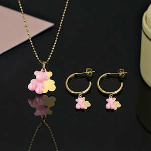 ชุดเครื่องประดับสแตนเลสสตีลแบรนด์ดีไซเนอร์สำหรับผู้หญิง ขายส่งจากโรงงาน สร้อยคอทอง 18k ต่างหู สำหรับงานปาร์ตี้ กันน้ำ เคลือบ PVD - Product Image 3