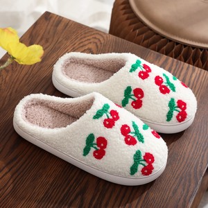 Chaussons d'intérieur chauds et doux pour femmes, motif cerise mignon, nouveau design, plats et moelleux, pour l'hiver - Product Image 5