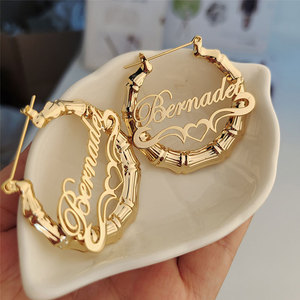 Vente en gros de boucles d'oreilles créoles en acier inoxydable 316L plaqué or 14k 18k, personnalisables avec nom, style bambou exagéré, pour femmes - Product Image 3