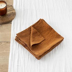 Serviettes de table pour cocktail noires brodées à la main en gaze réutilisable personnalisée en lin imprimé avec logo pour les mariages et les dîners - Product Image 5