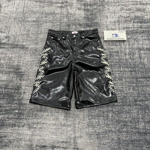 DENIMGUYS <span class=keywords><strong>Pantaloncini</strong></span> in Pelle Nera Personalizzati da Uomo con Ricami e Strass, Shorts Streetwear in <span class=keywords><strong>Ecopelle</strong></span> con Diamanti e Ricami - Product Image 1