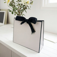 Sac d'emballage cadeau en papier blanc recyclable pour faux cils, avec cordon de serrage, gaufrage/débossage personnalisable, commandes en petites quantités