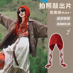 Bonnet tricoté pour femme avec pompons, chapeau chaud en laine pour les voyages et les activités de plein air, couleur unie rouge - Product Image 1