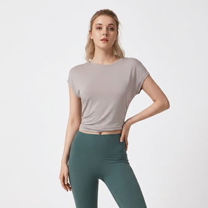 Camiseta de yoga para mujer al por mayor con espalda cruzada y abertura, top deportivo holgado de manga corta con espalda descubierta para gimnasio, entrenamiento, pilates y ropa deportiva. - Product Image 3