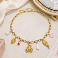 SUMMLY Collier Pendentif Vintage en Acier Inoxydable Plaqué Or 18K, avec Multiples Breloques Délicates (Pièce de Monnaie, Crâne, Aile de Soleil, Perle), Bijoux de Mode